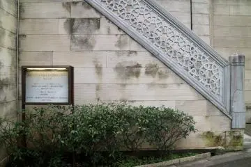 Tangga dari jalan menuju ke ruang sholat utama