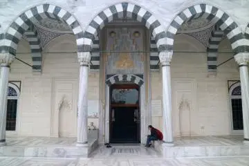 Pintu masuk ke ruang sholat utama