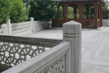 Batu-batu berpola di halaman luar masjid