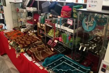 Toko souvenir yang menjual sajadah, peci dan buku-buku