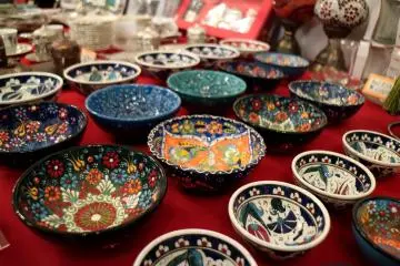 Mangkuk dengan desain Turki juga dijual disini