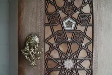 Pahatan pada pintu