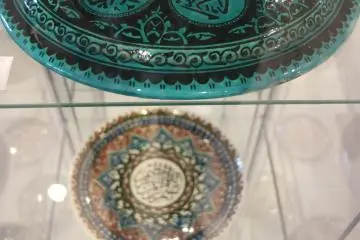 Piring yang dilukis tangan dipajang di Pusat Kebudayaan Turki