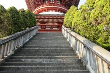 Naritasan is located on ups and downs