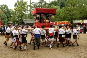 Cargando yotsudaiko (estructura de madera con 4 niños tocando los tambores)