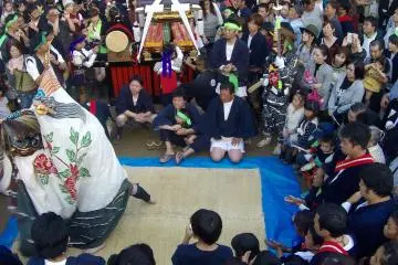 Disfrutando shishimai (baile de león) de una de las cuatro aldeas participantes
