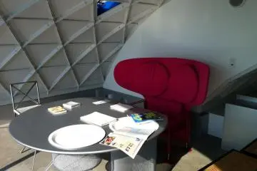 Un siège confortable avec vue sur la mer