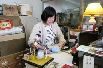 เจ้าของร้านเพ็คตุ๊กตาใส่กล่องให้ฉัน
