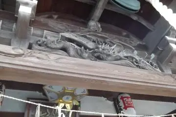 An impressive dragon waiting to pounce down on the unwary