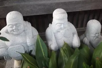 Deities kicking back by the worship hall