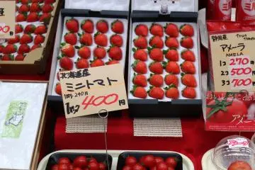 Fresh strawberries and tomatoes sold with condensed milk
