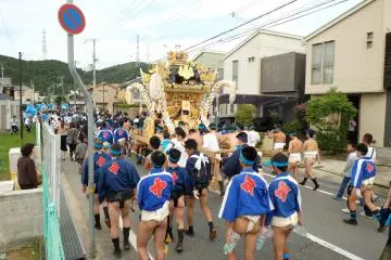 On the way to the shrine