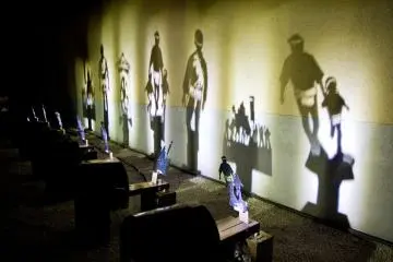 <p>Des projections du festival Yamakasa de Hakata bordent une all&eacute;e entre les temples</p>