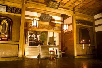 <p>L'int&eacute;rieur des temples est simple mais montre la beaut&eacute; de l'artisanat</p>