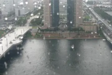 Wind and rain became stronger