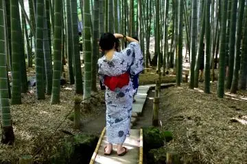 Yukata-clad girls were taking pictures as well