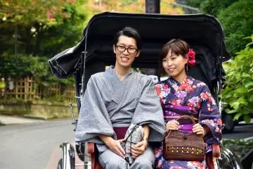 Yukata-wearing couple has arrived in rickshaw...how lovely!