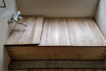 Wooden bathtub