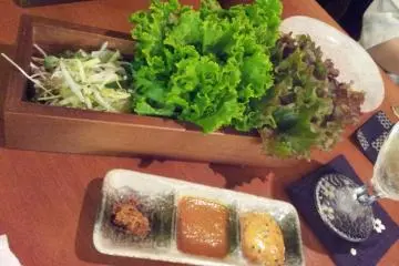 Samgyeopsal-type fixings for the meat (Photo: KWHedlund)