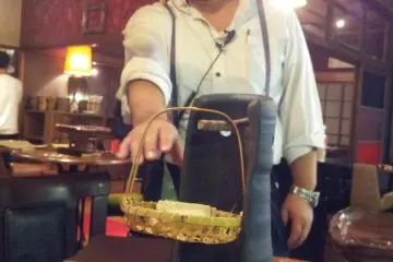 ผู้จัดการ คุณฮิโตโกโตะอธิบายเต้าหู้ซากูระให้ฟัง