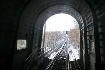 The "Morris Car" is a mini cable car connecting the Mountainside Station to the Summit Station.