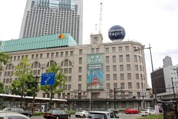 The Nankai Line connects Kansai International Airport directly with Nankai Namba Station in heart of Osaka. The station building is also home to the many stores, restaurants and services of the Namba City shopping complex.