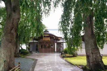 Walking towards the prayer hall