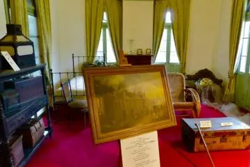 中央はグラバーの描いた絵、右はグラバーの旅行鞄とステッキ