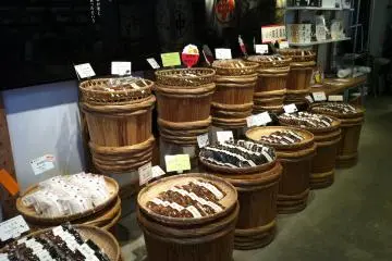 Des barriques habituellement utilisées pour stocker le miso en train de fermenter, qui font en l'occurrence une super décoration pour la boutique!