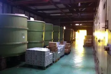La vue de l'entrée de la brasserie: les grandes cuves à fermentation