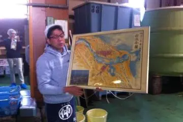 Pendant que notre gentil guide nous explique la disposition de la ville durant l'ère Edo, epoque où fut créée la brasserie, le miroir dévoile votre serviteur habillé à la toute dernière mode: il ne manque plus que le monocle.
