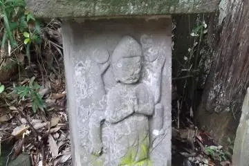 Penanda batu kuno yang berada di aula ibadah utama
