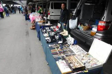 Sebuah stan yang menjual barang-barangnya