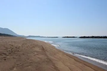 ชายหาดที่ตั้งอยู่ใกล้หมู่บ้านที่สุด