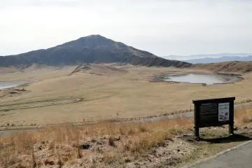 A good overview of the area can be found from the car viewpoint above the plateau