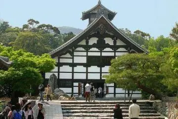 Tenryuji is popular even on a hot summer day.