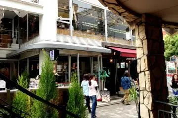 하라주쿠 벨 피어  계단에서 바라 보는 사람들