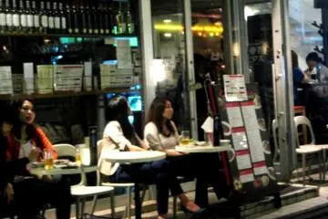 알 프레스코 테라스에서 보는 사람들