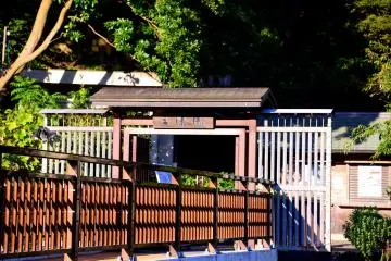 This park leads to the south gate of Sankeien Garden