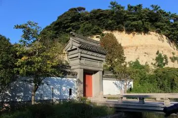 Garden gate and bare rock
