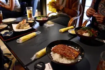Almuerzo de Anguila Donburi en el Restauran Tenyoi
