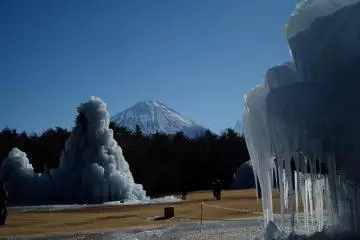 รูปแกะสลักน้ำแข็งที่สวนโมริในสวนนกของทะเลสาบไซโกะ
