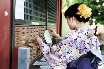 Girl take her omikuji from the box