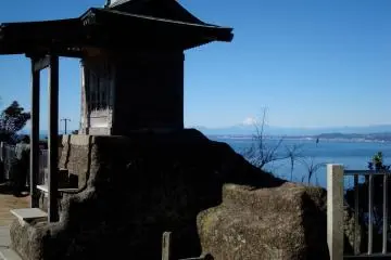Small shrine on the top of Mount Nokogiri