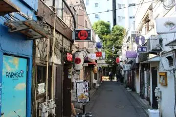 골든가이의 여러 바 사이에 있다