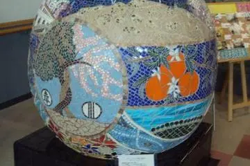 <p>Beautiful art pieces can be found throughout the building.</p>