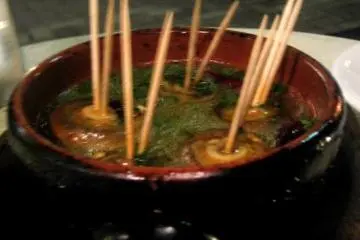 Mushrooms in piping hot olive oil