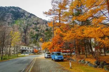 From Yumoto Onsen, the vibrant colors continue all the way up to Lake Yunoko