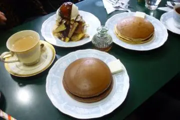 Chocolate, plain and banana hotcakes.