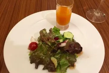 A freshly squeezed juice and salad